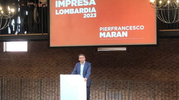 Maran lancia la sua candidatura a governatore al teatro Parenti