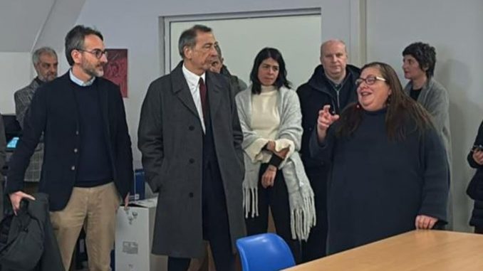 Il sindaco Giuseppe Sala e l'assessore comunale al Welfare Lamberto Bertolé in vista al centro di accoglienza di via Sammartini